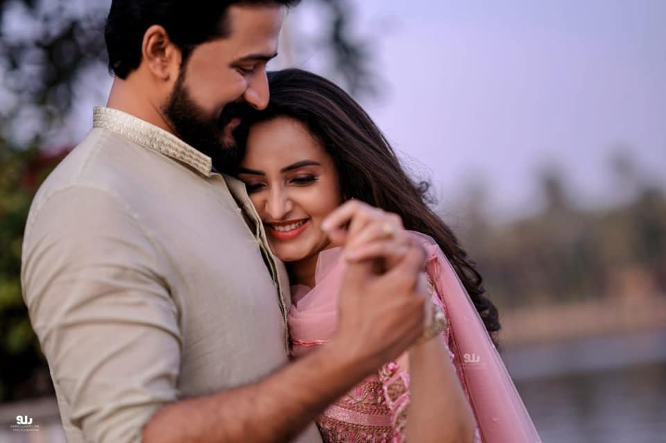 Actress-Bhama-Engagement-Photos-1