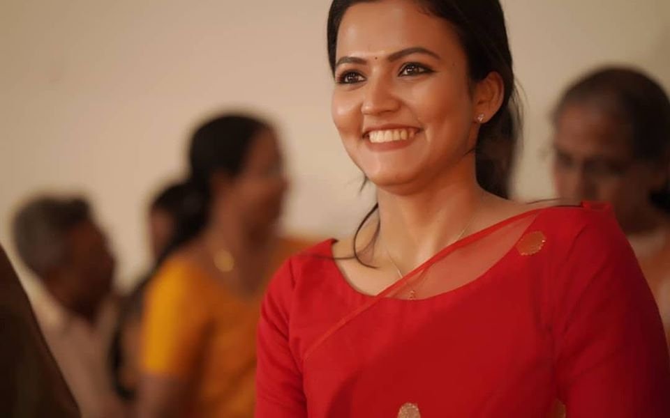 Aparna-Das-in-Red-Saree-2