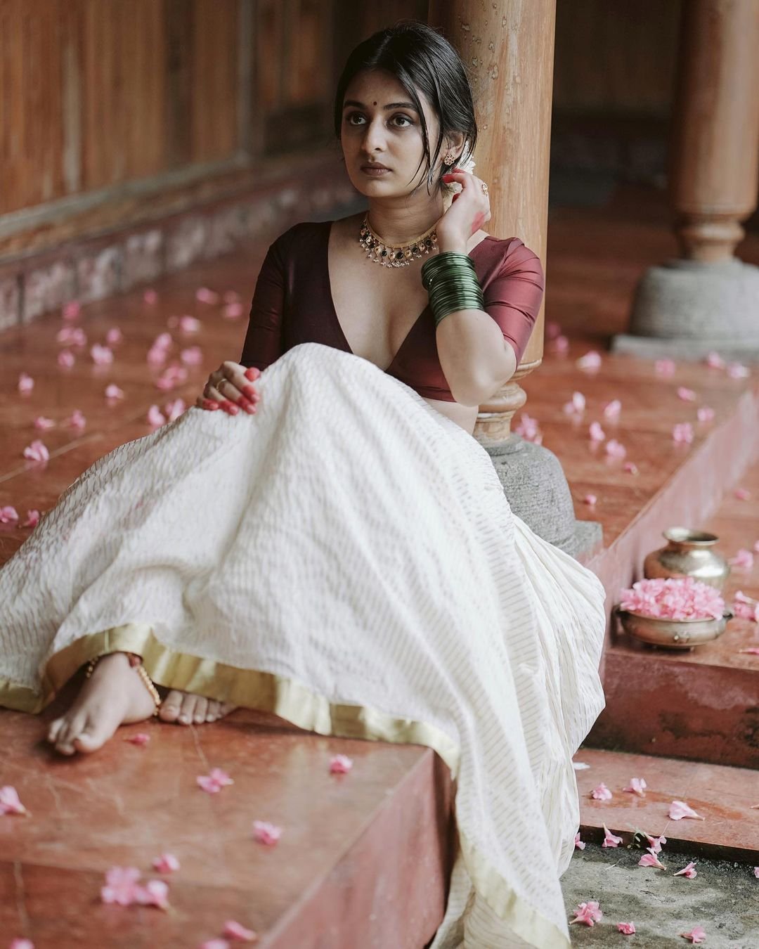 Esther-Anil-Glamorous-Photoshoot-8