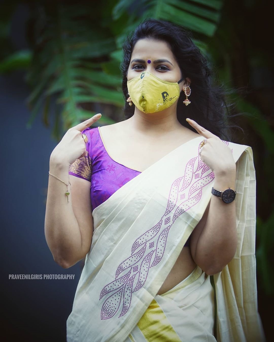 Sadhika-Venugopal-in-Kerala-Saree-2