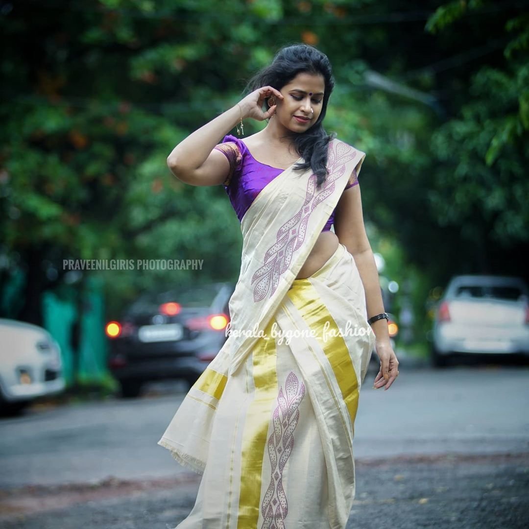 Sadhika-Venugopal-in-Kerala-Saree-5