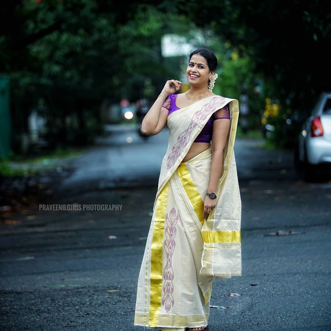 Sadhika-Venugopal-in-Kerala-Saree-6
